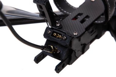 FPV yarış insansız hava aracının arka güç ve anten bağlantıları, yakın görüş.