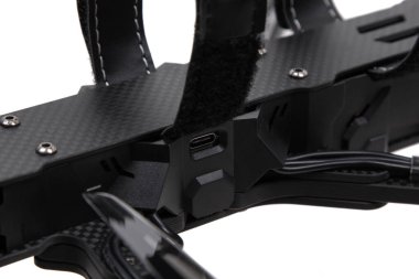 FPV insansız hava aracı çerçevesinde USB-C portunu kapat.