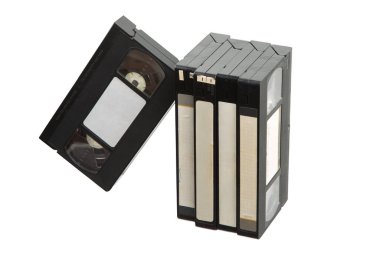 Boş etiketli klasik VHS video kasetleri grubu, beyaz arkaplanda duruyor ve yaslanıyor.