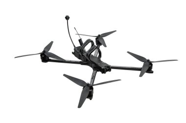 Karbon çerçeve FPV yarış dronu, dört pervaneli ve görünür kameralı, beyaz arka planda izole edilmiş..