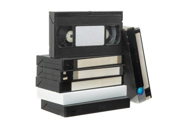 Beyaz arkaplanda eski VHS kasetleri yığını, etiketli ve renkli tasarımlı retro video kasetleri koleksiyonu.