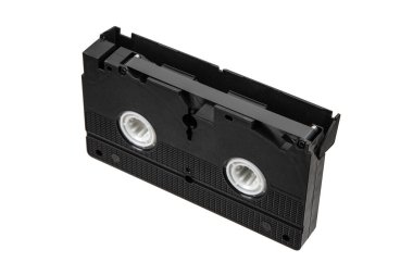 Beyaz arkaplanda izole edilmiş, makara ve bant detaylarını gösteren klasik bir VHS video kasetinin yakın plan görüntüsü.