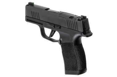 Siyah yarı otomatik tabanca açılı görüş beyaz arka planda namluyu ve tutuşu gösteriyor.