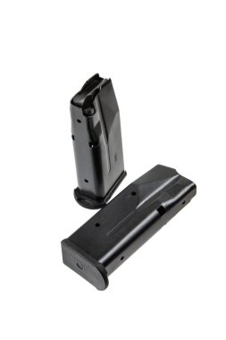 Beyaz arka planda sergilenen 9 mm 'lik mühimmat için iki siyah metal şarjör..
