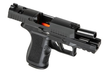 Üzerinde güvenlik bayrağı olan namluyu ve hazneyi gösteren yarı otomatik siyah bir tabancanın açık kaydırak görüntüsü