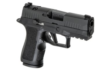 Siyah yarı otomatik tabanca yan görünümü beyaz arka planda izole edilmiş, ayrıntılı ateşli silah tasarımı gösteriliyor