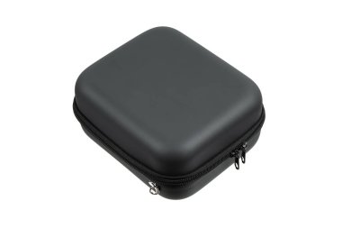 Küçük vitesleri depolamak ve korumak için tasarlanmış fermuar kapaklı sıkışık siyah sert kabuk.