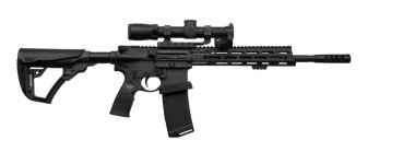 Dürbünlü modern taktik tüfek, ayarlanabilir stok ve beyaz arka planda modüler güvenlik..