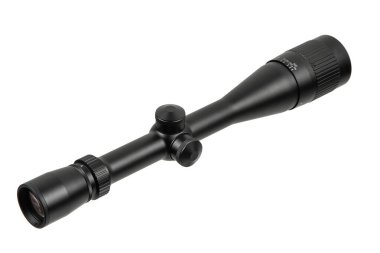 Kesinlik için siyah tüfek dürbünü, temiz beyaz bir arkaplanda çapraz izole edilmiş..