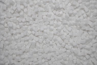 Birçok küçük beyaz şeker küpünün tam çerçeve arkaplanı, üst görünüm.