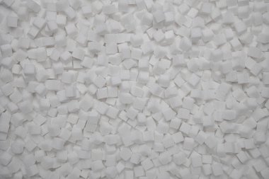 Birçok küçük beyaz şeker küpünün tam çerçeve arkaplanı, üst görünüm.