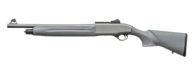 Sentetik stokları ve taktik rayları olan gri yarı otomatik bir av tüfeği beyaz arka planda yatay olarak sunulur, namlusu, alıcısı ve görüşü gösterilir..