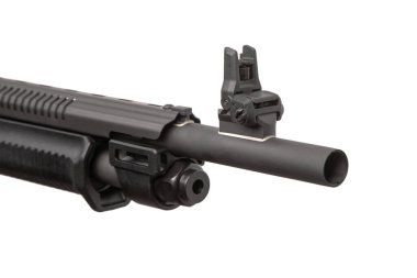 Taktik av tüfeğinin namlusuna yakın plan, ön görüş ve beyaz arka planda namlu ağzı..