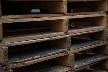 Köy dokusunu ve katmanlarını gösteren bir yığın eski ahşap palet..