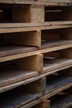 Eski, yıpranmış ahşap paletlerin dikey yakın çekimi.