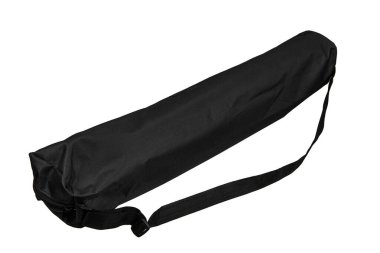 Beyaz arka planda izole edilmiş, omuz askısı olan siyah bir kumaş..