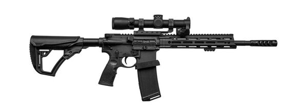 Черная тактическая винтовка в стиле AR с прикрепленным прицелом, изолированная на белом фоне.