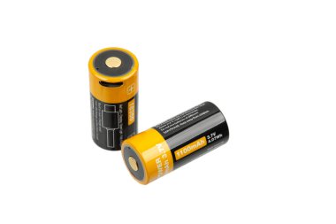 İki şarj edilebilir lityum iyon bataryası, biri dik diğeri yan tarafında..