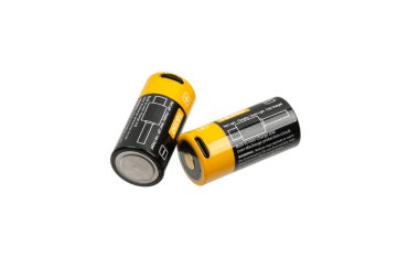 İki şarj edilebilir lityum iyon bataryası, biri dik diğeri yan tarafında..