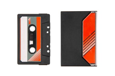 Siyah çantasının yanında turuncu ve beyaz etiketli bir kaset..