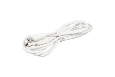 Beyaz sarmallı USB-A 'dan mikro-USB şarj ve veri kablosuna, beyaz üzerinde izole edilmiş