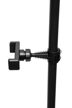 Siyah bir direğe bağlanmış bir telefonu tutmak için siyah plastik klemp..