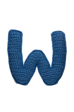 Büyük bir W harfi, mavi iplikten el yapımı..