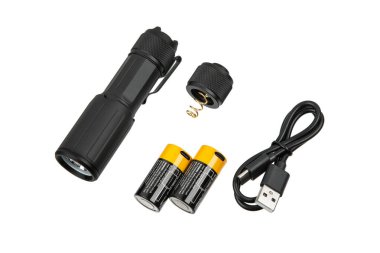 Pil ve şarj kablosu olan siyah bir taktik fener.