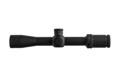 Beyaz arka planda uzun siyah bir tüfek dürbünü..