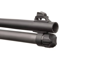 Modern bir tüfeğin namlu ve namlusuna yakın plan, beyaz bir arka planda izole edilmiş, ön görüşlü..