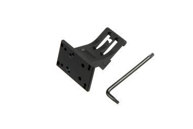 Siyah bir ateşli silah optik montajı ve L şeklinde torx anahtarı temiz beyaz arka planda birlikte gösterilir.