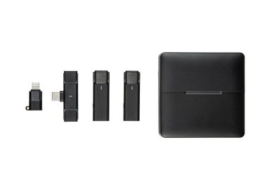 Siyah mikrofon seti ve beyaz arka planda şarj çantası..