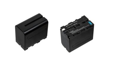 Beyaz bir arka planda izole edilmiş iki siyah Li-ion bataryası video veya fotoğraf makinesi için.