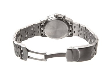 Metal bir bilezik ve kopçası olan paslanmaz çelikten bir saatin arka görüntüsü, beyaz üzerine izole edilmiş..