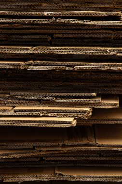 Katmanlı, kıvrımlı dokuyu vurgulayan bir yığın ham karton ayrıntılı yatay görünüm.