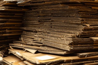 Yığılmış ambalaj malzemesinin pürüzlü kenarları