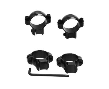 Farklı boyutlarda dört siyah metal dürbün ve beyaz üzerine izole edilmiş L şeklinde bir İngiliz anahtarı..