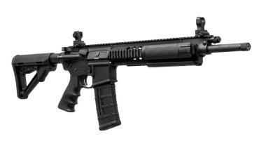 Beyaz arka planda izole edilmiş, ayarlanabilir demirden görüşlü modern bir siyah saldırı tüfeği..