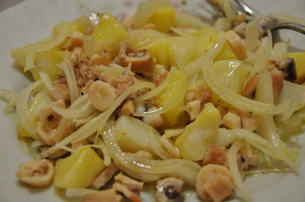 地中海料理 タコとサラダ ジャガイモと玉ねぎ ポテトとタコサラダ玉ねぎとオリーブオイル タコとジャガイモと皿 — ストック写真