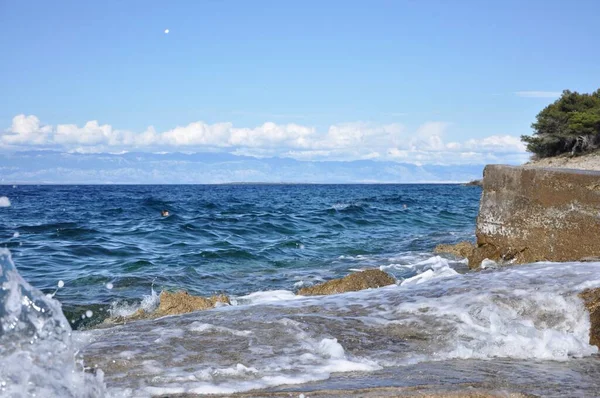 Die Meereswelle Kracht Auf Den Felsen Und Lässt Das Plätschernde — Stockfoto