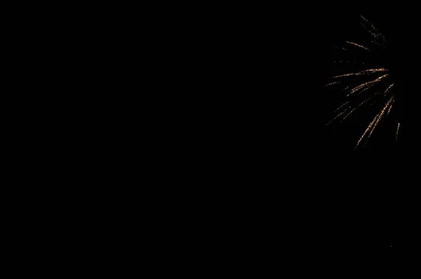 밤하늘에 불꽃놀이가 새해의 스파클러 열리고 크리스티 마이스터를 스파클러는 불타고 어두운 — 스톡 사진