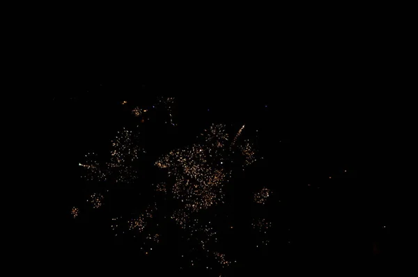 밤하늘에 불꽃놀이가 새해의 스파클러 열리고 크리스티 마이스터를 스파클러는 불타고 어두운 — 스톡 사진