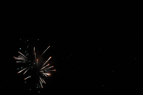 夜空中的烟火 新年的庆祝活动在夜晚闪烁着火花 在黑暗的天空背景下燃烧着圣诞的火花 烟花庆祝周年 — 图库照片