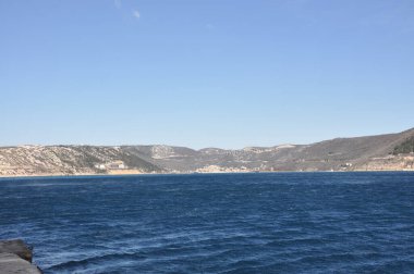 Hırvatistan 'da Adriyatik' in sert denizi ile Bakar kentinin panoramik manzarası. Sert Adriyatik Denizi ve Bakar Körfezi 'nde Bura rüzgarı.