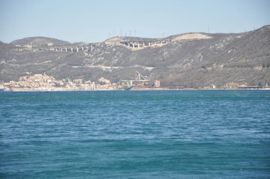 Hırvatistan 'da Adriyatik' in sert denizi ile Bakar kentinin panoramik manzarası. Sert Adriyatik Denizi ve Bakar Körfezi 'nde Bura rüzgarı.