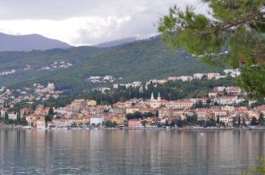 Hırvatistan, Adriyatik kıyıları, güzel Opatija ve Volosko kasabası, popüler turizm beldesi, kıyı şeridi havacılık manzarası, Kvarner körfezi. Lungomare manzaralı deniz kıyısı.