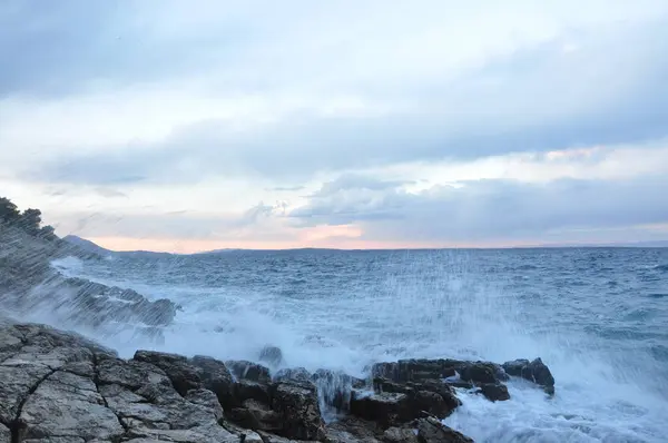 強い風 が吹くのは最も難しい アドリア海沿岸の冬の時間 ロイヤリティフリーのストック写真