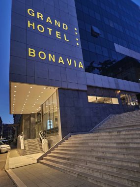 Rijeka, Hırvatistan 06: 2023. Yeni Modern Grand Hotel Bonavia, Kvarner Körfezi, Hırvatistan. Büyük Otel Bonavia, Adriyatik 'ten birkaç adım ötede bulunan birçok mağaza ve ofis ile şehir ticaret merkezinde yer alıyor.