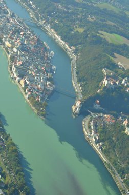 Passau şehir merkezi, Inn, Tuna, Ilz nehirleri, hava manzarası, Almanya, Bavyera, Passau. Passau 'nun tarihi merkezi, St. Stephen Katedrali, üç nehrin birleştiği yer, Tuna, Inn ve Ilz