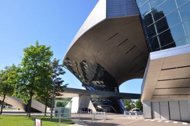 Münih, Almanya - 29 Haziran 2023: BMW Welt Almanya 'nın Münih şehrinde yer alan bir sergi, sergi, sergi, macera müzesi ve etkinlik mekanıdır.